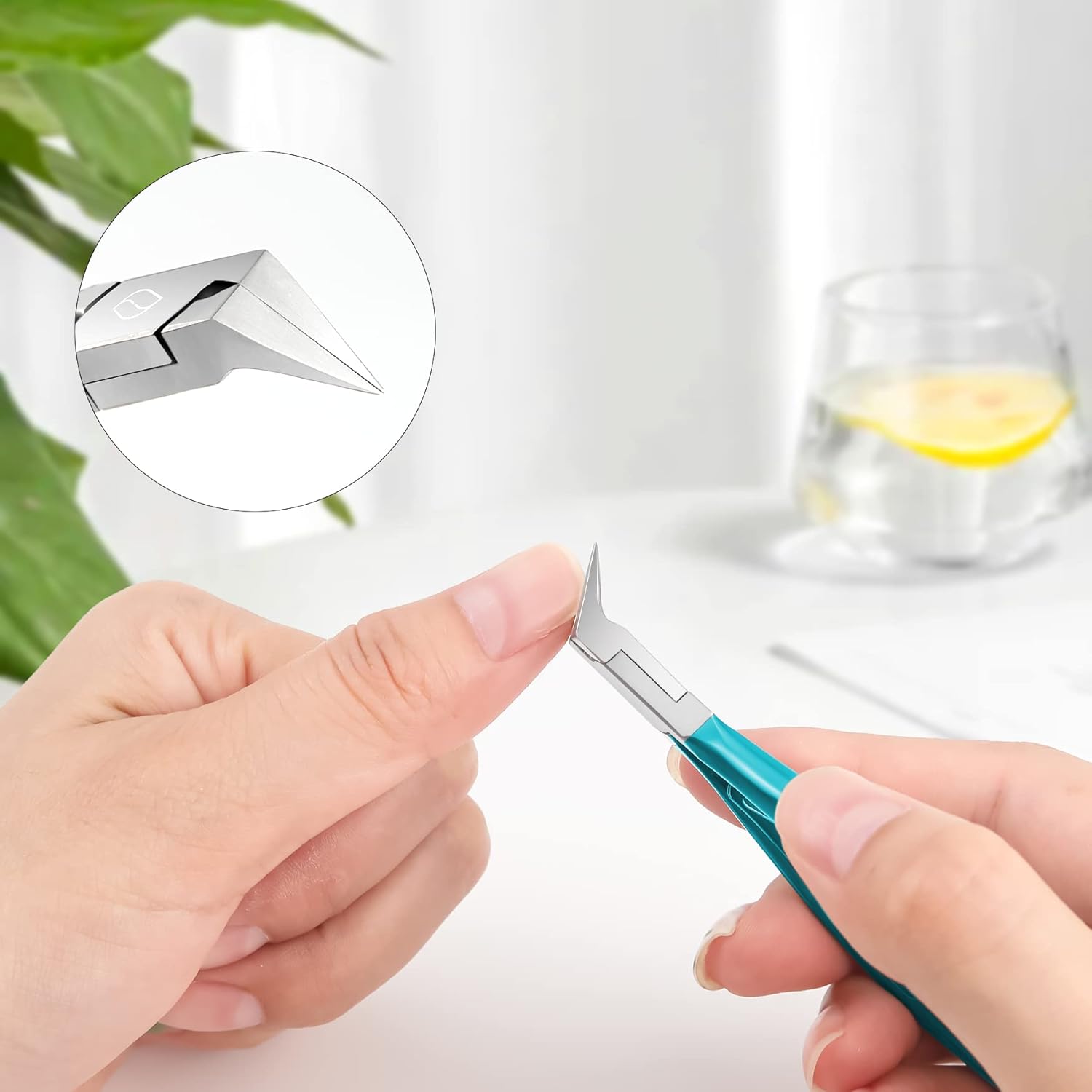 Éclat Bio Coupe-Ongles Professionnel à Lame Droite pour Ongles Épais et Incarnés, coupe précise sur un ongle.