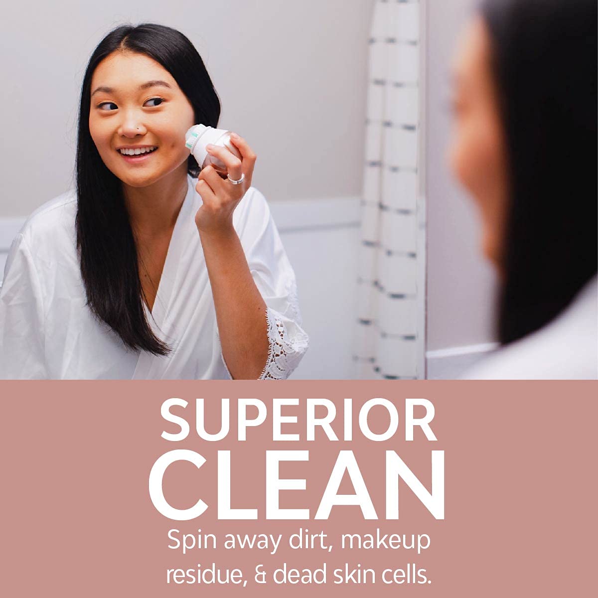 Éclat Bio – Brosse Nettoyante Orbitale pour le Visage avec Station de Nettoyage en utilisation.