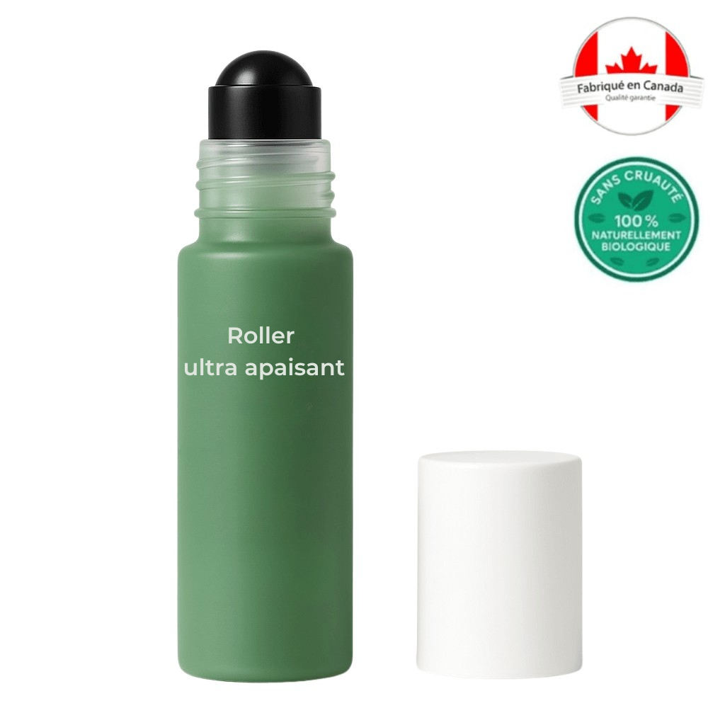 Flacon de Roller ultra apaisant pour soin hydratant de la peau, avec bouchon blanc et étiquette bio.