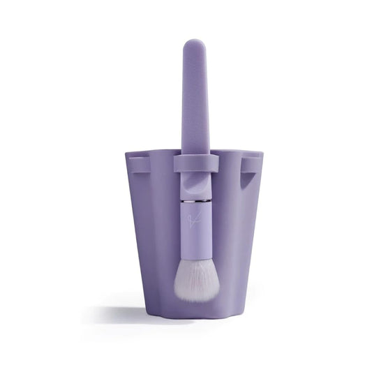 Éclat Bio – Coupe de Séchage et Rangement pour Pinceaux en silicone violet avec pinceau.