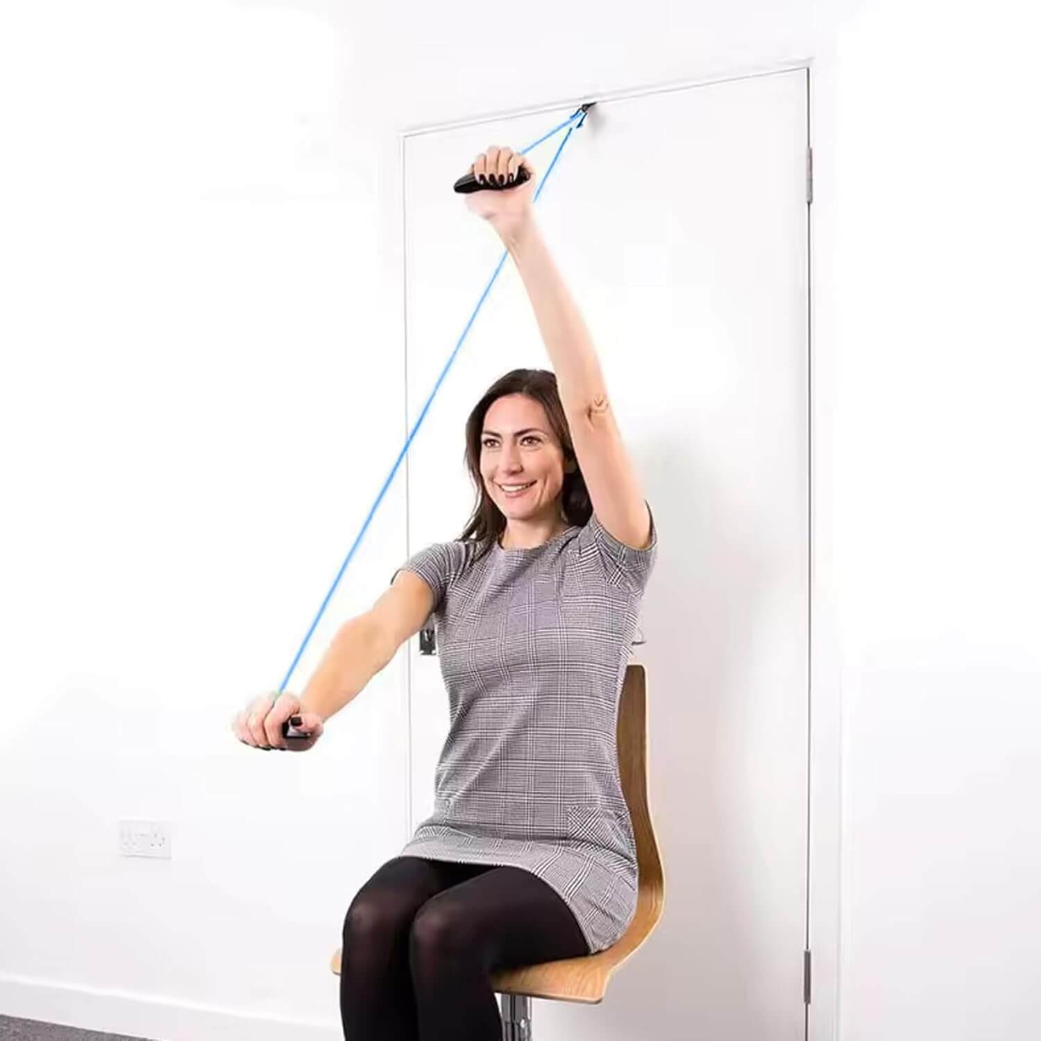 Femme utilisant le Éclat Bio PostureFlex avec bande de résistance pour améliorer sa posture.